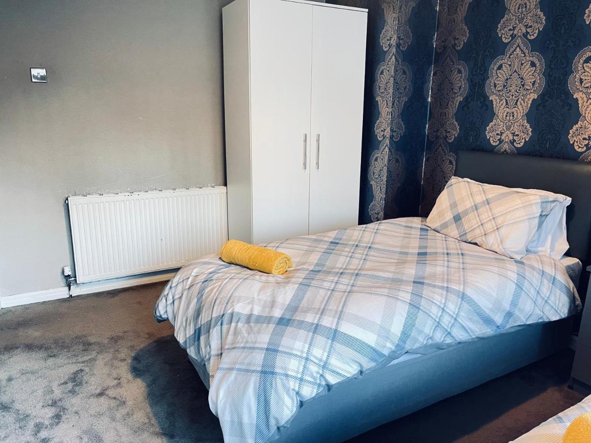 3 Bedroom Holiday House,Close To M6-Express Way To Centre Birmingham Eksteriør billede