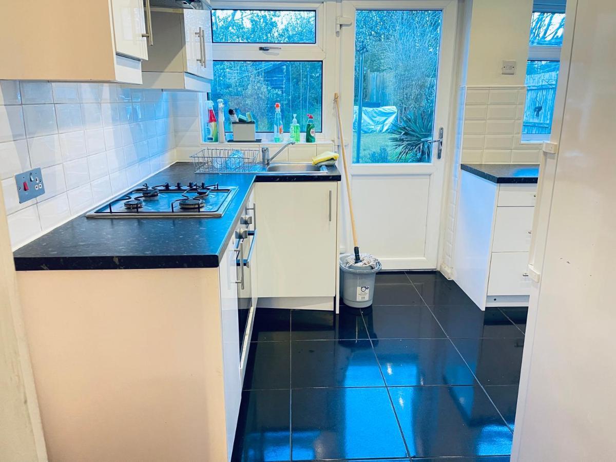 3 Bedroom Holiday House,Close To M6-Express Way To Centre Birmingham Eksteriør billede