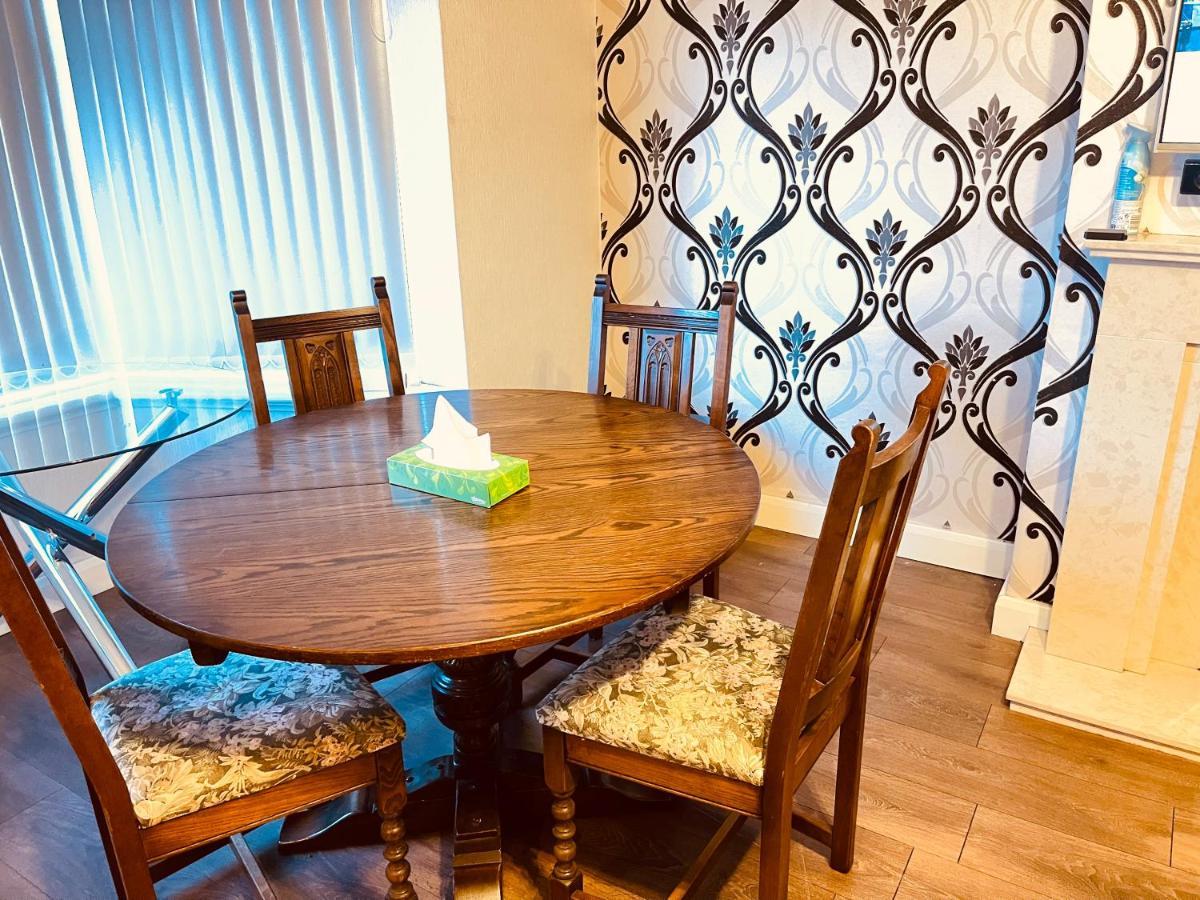 3 Bedroom Holiday House,Close To M6-Express Way To Centre Birmingham Eksteriør billede