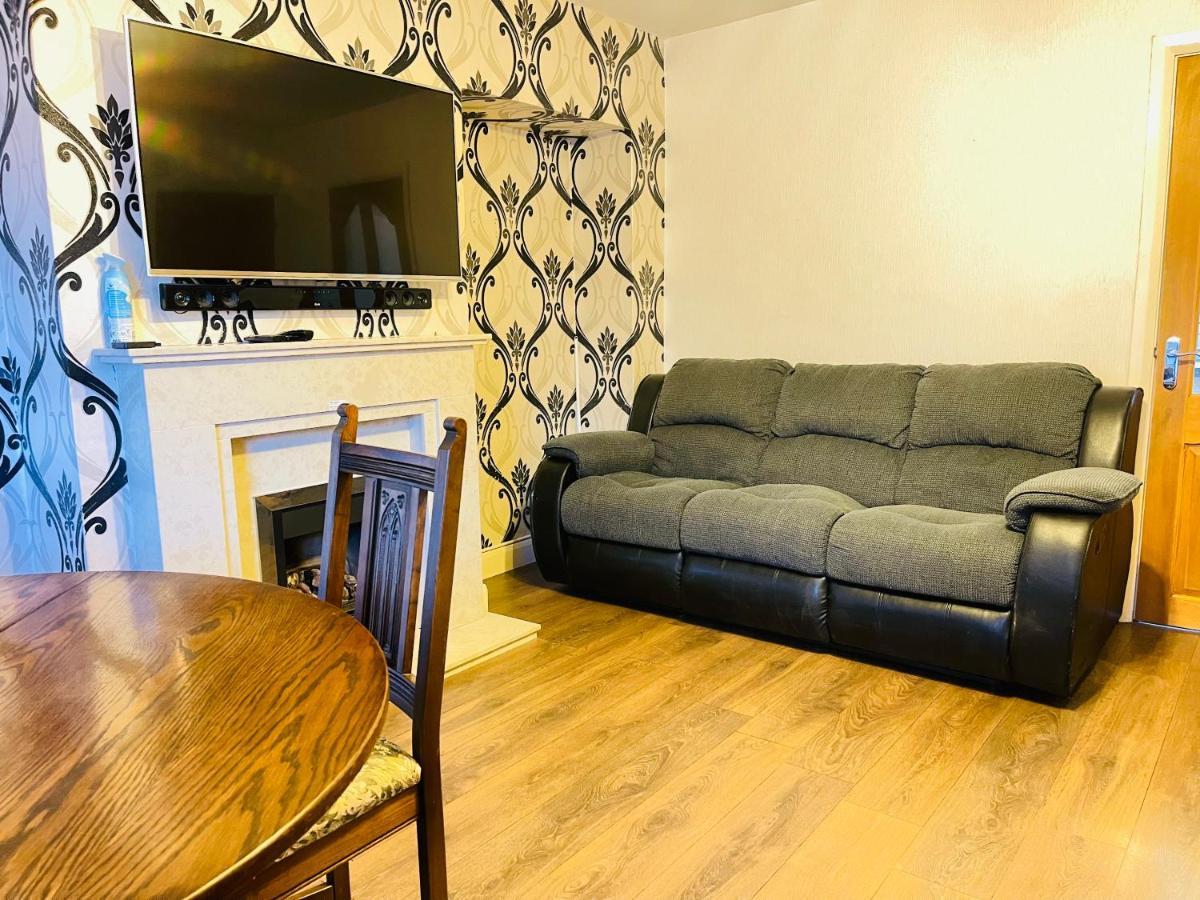 3 Bedroom Holiday House,Close To M6-Express Way To Centre Birmingham Eksteriør billede